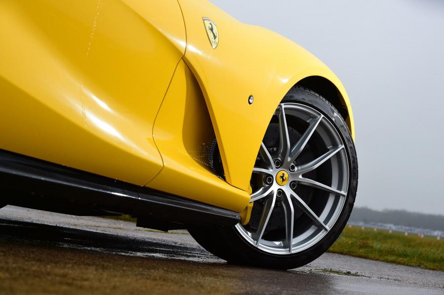 Детали экстерьера Ferrari 812 Superfast 2017 года  (UK) (фото 20 из 25)